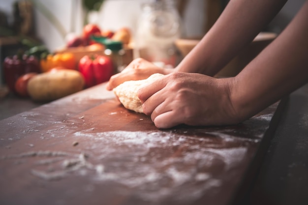 Manos preparando masa en la cocina