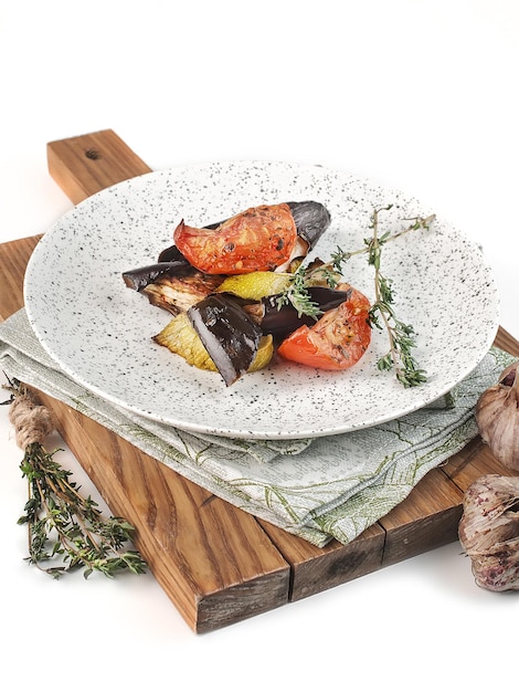 Plato principal sobre mesa rústica